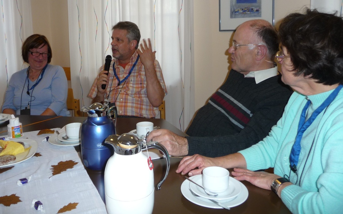 Jochen Mueller am Mikrofon