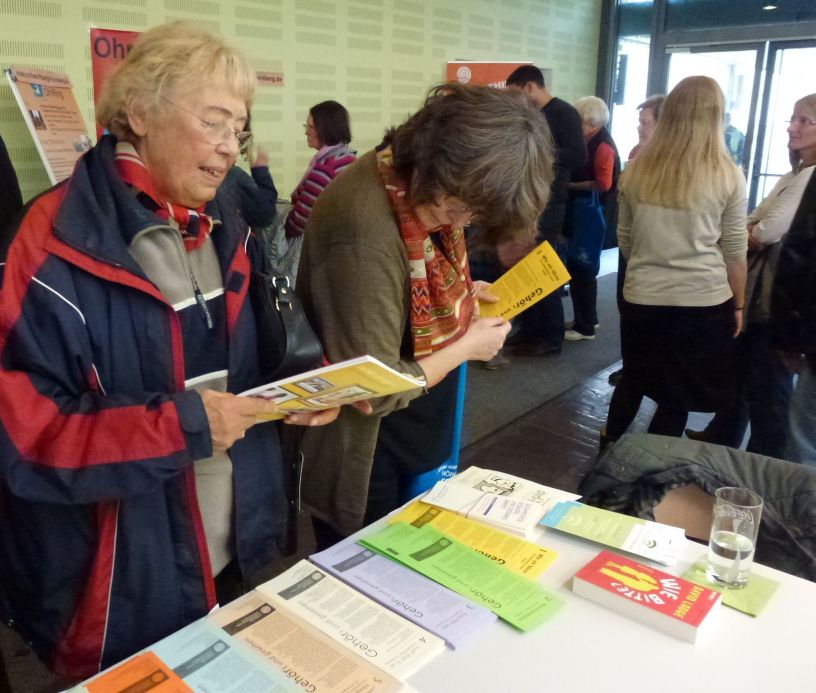 Der_belagerte_Infostand