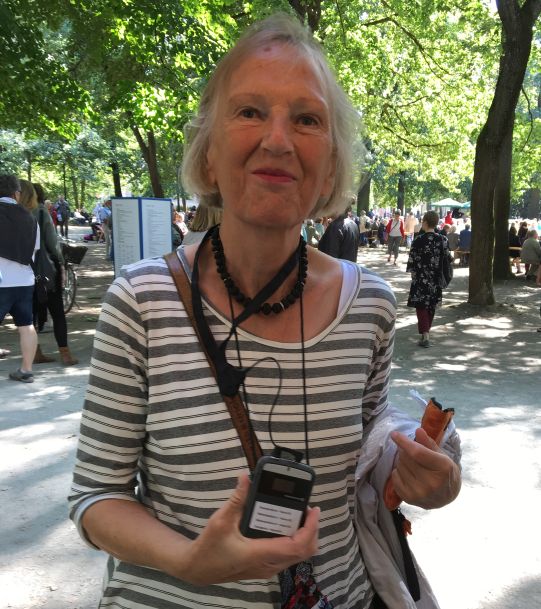 Christa H. mit dem Empf�nger f�r die FM-Anlage