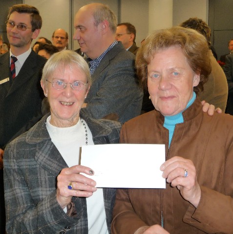 Christa Braun und Irmgard Khne prsentieren den Spendenbrief