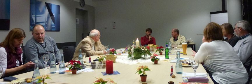 Am festlich geschmueckten Tisch