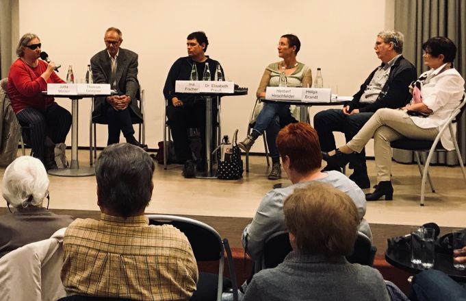Blick auf die Teilnehmer des Podiumsgespr�chs